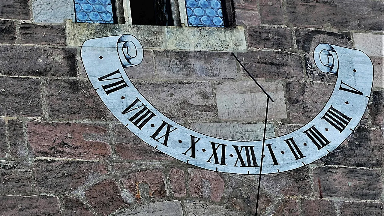 Une horloge solaire à chiffres romains sur un mur de pierre
